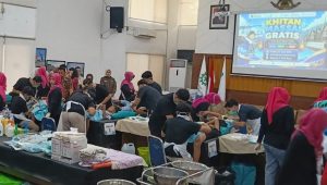 gandeng-sph-dan-pemko-padang,-pelindo-sukses-khitan-ratusan-anak-dan-bagikan-paket-sekolah