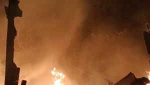 rumah-semi-permanen-di-bukit-gado-gado-padang-hangus-terbakar,-kerugian-capai-rp100-juta