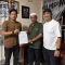 wujud-kepedulian-lingkungan,-pt-semen-padang-bantu-perbaikan-rumah-warga-yang-terbakar-di-pauh