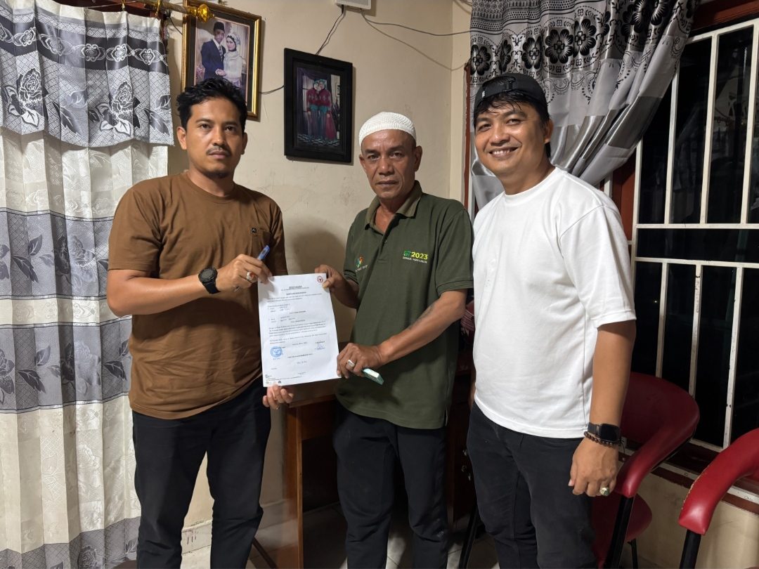 wujud-kepedulian-lingkungan,-pt-semen-padang-bantu-perbaikan-rumah-warga-yang-terbakar-di-pauh