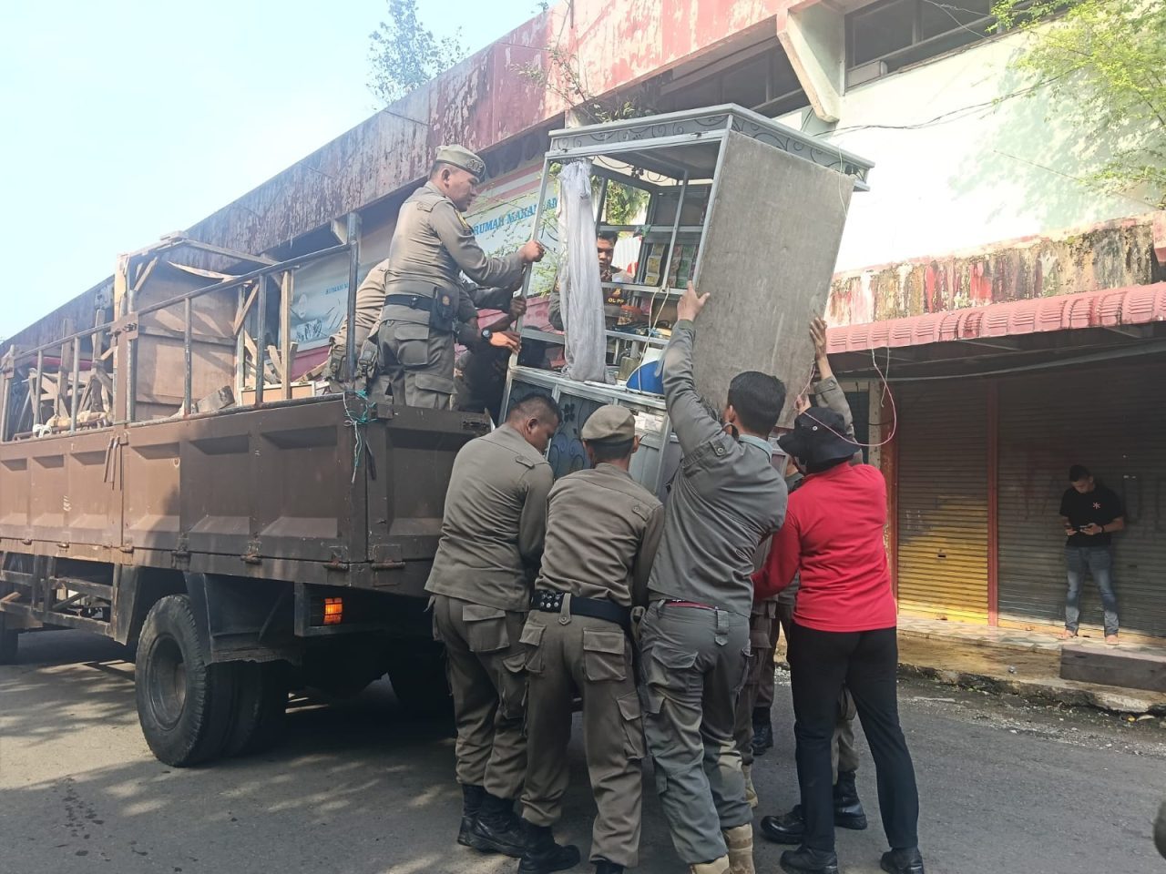 tertibkan-pasar-raya-barat,-satpol-pp-padang-imbau-pedagang-tak-lagi-gunakan-badan-jalan