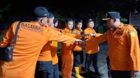 warga-bersama-pos-sar-pasaman-evakuasi-jasad-petani-sawit-yang-ditemukan-meninggal-di-pasbar