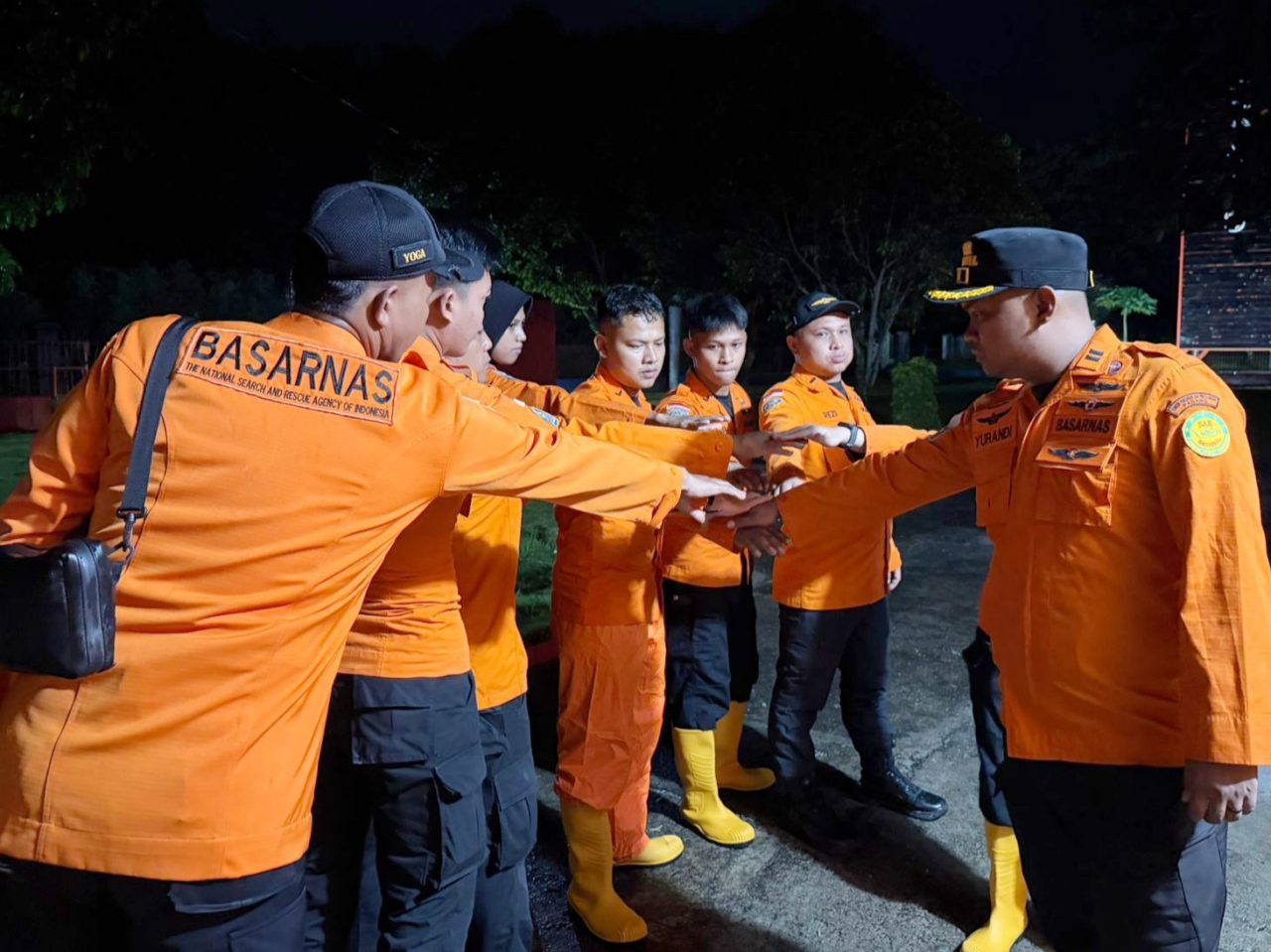 warga-bersama-pos-sar-pasaman-evakuasi-jasad-petani-sawit-yang-ditemukan-meninggal-di-pasbar