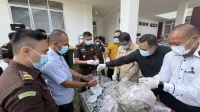 kejaksaan-negeri-payakumbuh-musnahkan-barang-bukti-dari-puluhan-perkara-yang-telah-inkrah