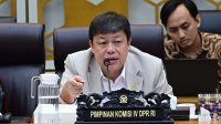 Wakil Ketua Komisi IV DPR RI, Alex Indra Lukman saat membuka Rapat Dengar Pendapat (RDP) Komisi IV DPR RI bersama jajaran Kementerian Kehutanan di ruang rapat Komisi IV DPR, Senayan, Jakarta, Selasa (30/6/2026). Foto : Yohanes/Andri