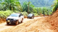 pemkab-dharmasraya-gandeng-pt-tka-tuntaskan-isolasi-jalan-bukit-hujan