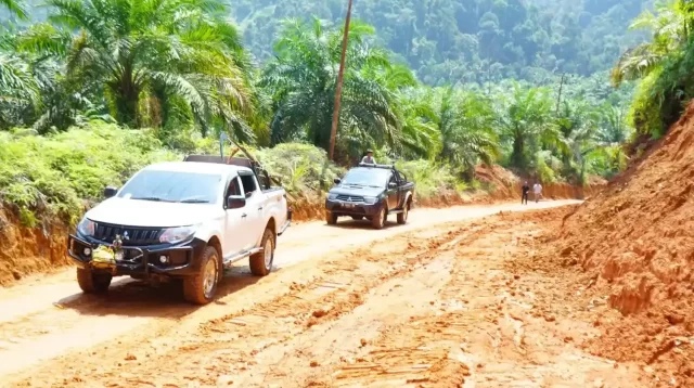 pemkab-dharmasraya-gandeng-pt-tka-tuntaskan-isolasi-jalan-bukit-hujan
