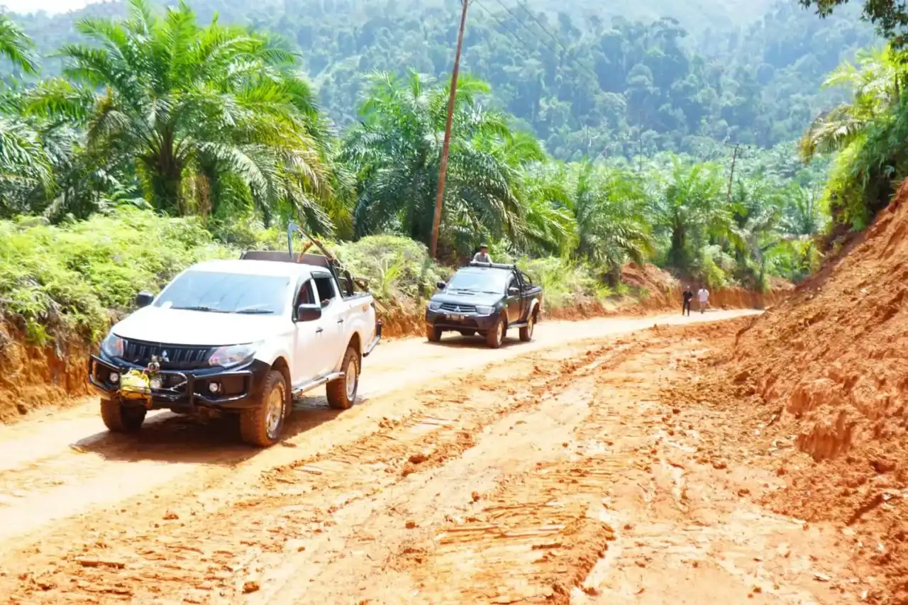 pemkab-dharmasraya-gandeng-pt-tka-tuntaskan-isolasi-jalan-bukit-hujan pemkab-dharmasraya-gandeng-pt-tka-tuntaskan-isolasi-jalan-bukit-hujan