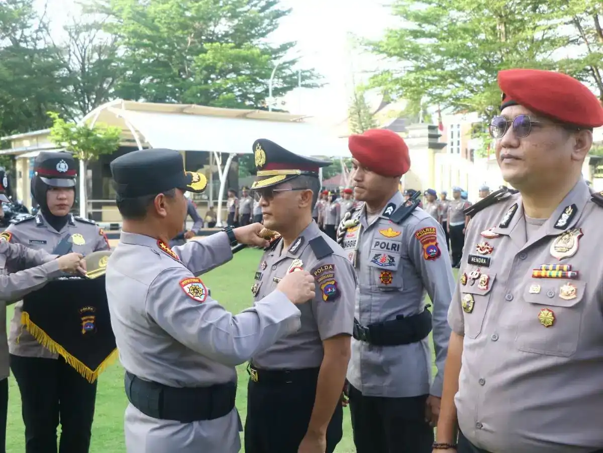 tingkatkan-kinerja-pelayanan,-polda-sumbar-naikkan-pangkat-1.274-personel tingkatkan-kinerja-pelayanan,-polda-sumbar-naikkan-pangkat-1.274-personel