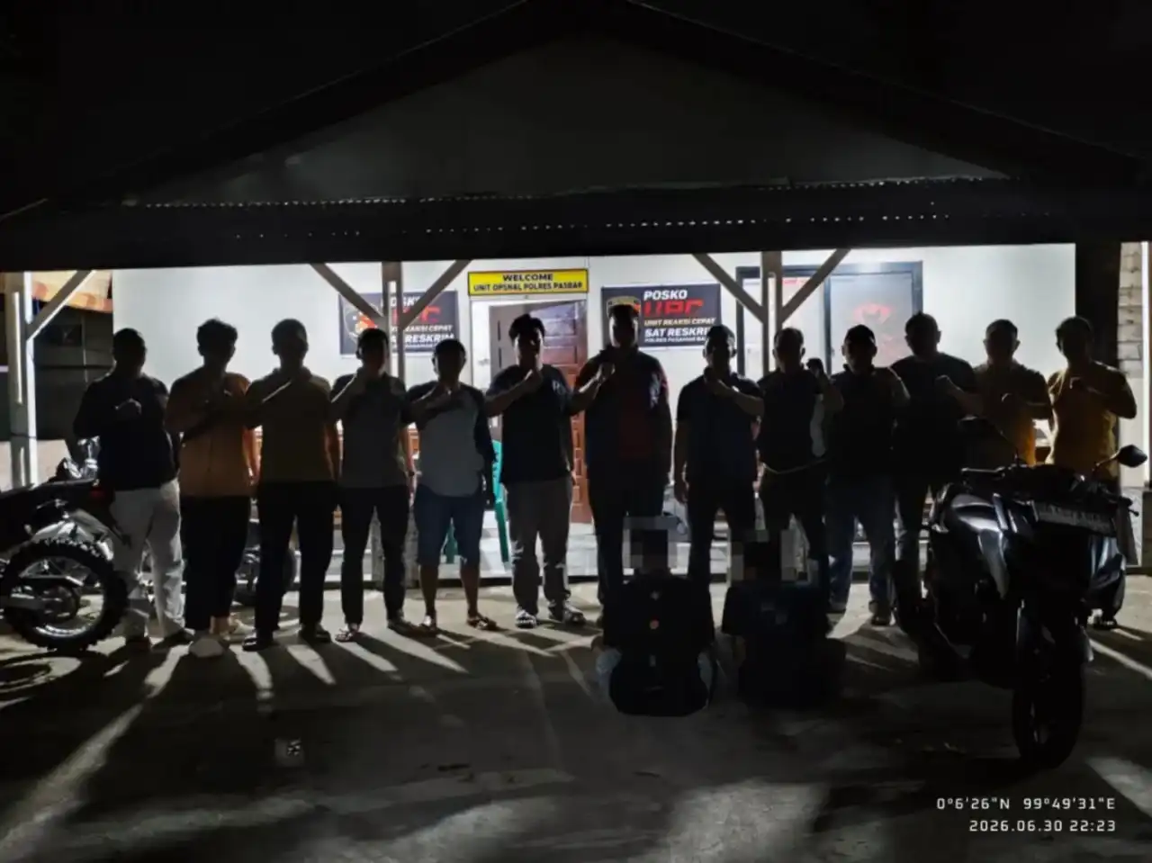 tuntaskan-kasus-pengeroyokan,-polres-pasbar-tangkap-tiga-pelaku tuntaskan-kasus-pengeroyokan,-polres-pasbar-tangkap-tiga-pelaku