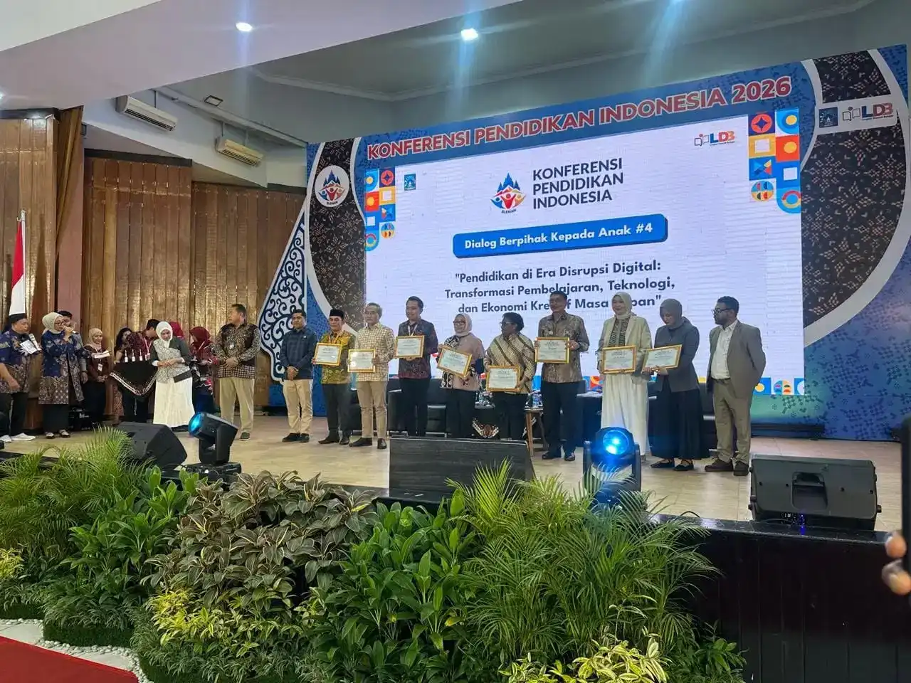 pemkab-pessel-terima-penghargaan-pendidikan-nasional pemkab-pessel-terima-penghargaan-pendidikan-nasional