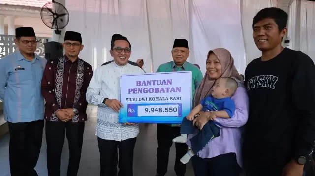 jamin-akses-kesehatan,-pemkab-tanah-datar-salurkan-bantuan-dana-pengobatan