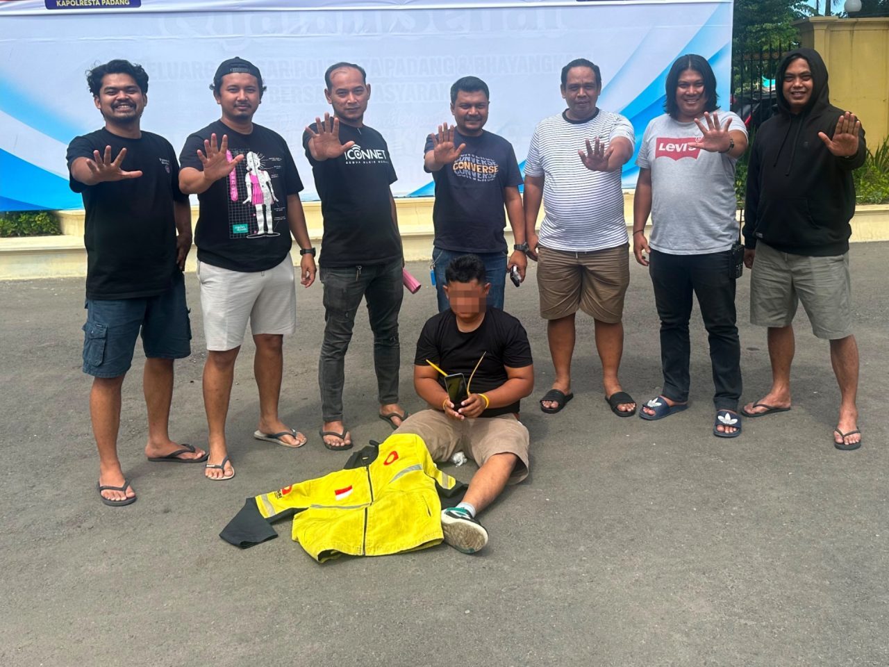 modus-jadi-pembeli,-buruh-harian-lepas-di-padang-nekat-curi-hp-pemilik-kedai-saat-korban-lengah modus-jadi-pembeli,-buruh-harian-lepas-di-padang-nekat-curi-hp-pemilik-kedai-saat-korban-lengah
