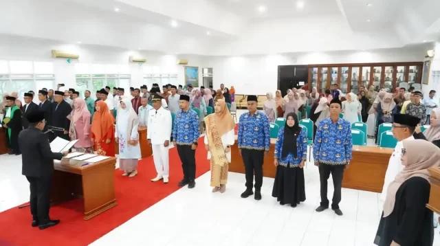 tingkatkan-kinerja-birokrasi,-bupati-tanah-datar-lantik-12-pejabat-baru