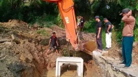 pulihkan-akses-warga,-pemkab-dharmasraya-perbaiki-gorong-gorong-jalan-nagari-simalidu pulihkan-akses-warga,-pemkab-dharmasraya-perbaiki-gorong-gorong-jalan-nagari-simalidu