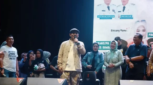 fauzana-dan-ajo-buset-hipnotis-ribuan-warga-di-hut-ke-24-pariaman