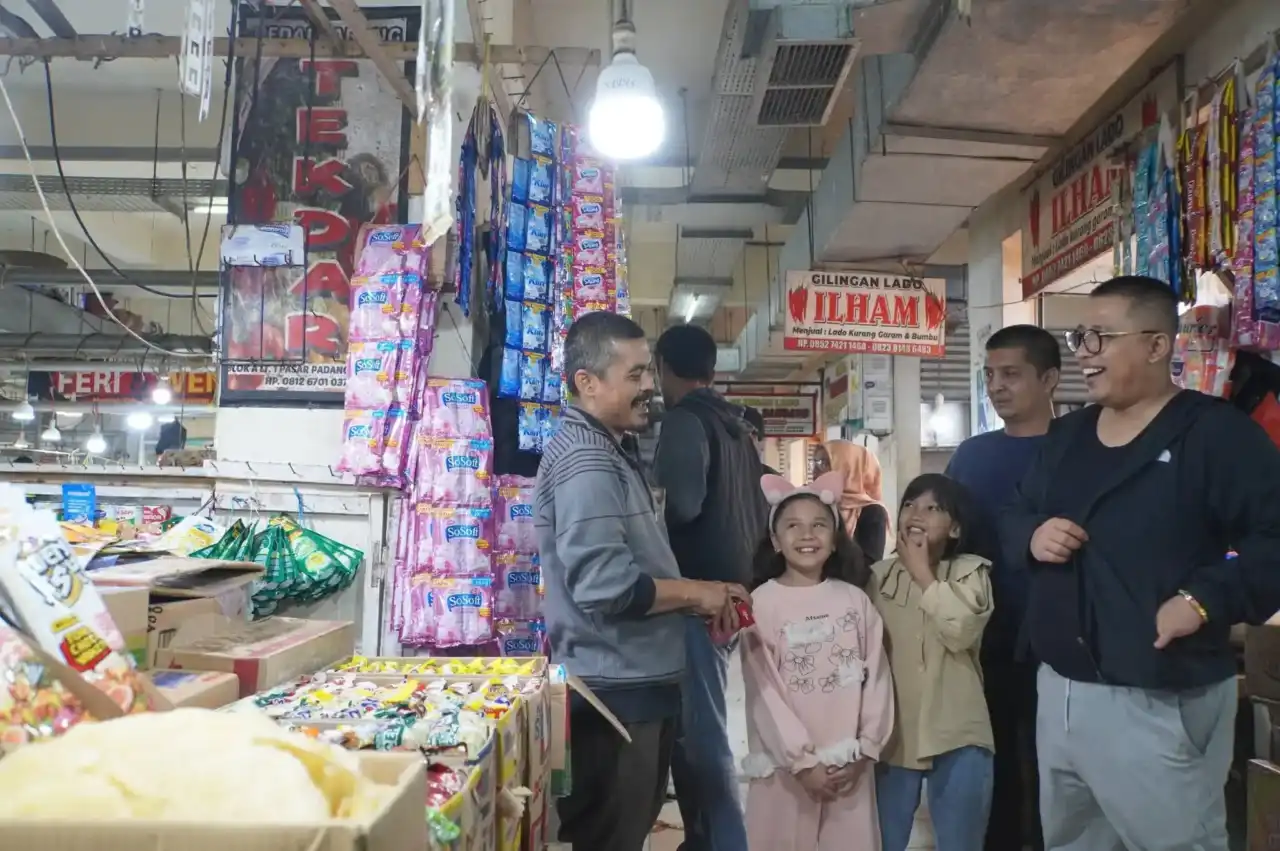 tingkatkan-kenyamanan-pengunjung,-wali-kota-padang-panjang-ajak-pedagang-jaga-kebersihan tingkatkan-kenyamanan-pengunjung,-wali-kota-padang-panjang-ajak-pedagang-jaga-kebersihan