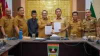 pemkab-tanah-datar-dan-solok-serahkan-sengketa-tapal-batas-ke-mendagri