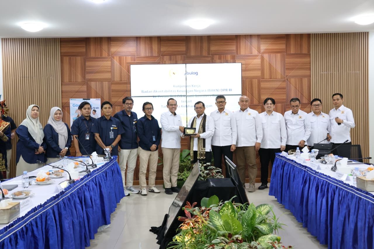 kunjungi-bulog-sumbar,-bakn-dpr-ri-tegaskan-dukungan-pendanaan-untuk-stabilisasi-pangan kunjungi-bulog-sumbar,-bakn-dpr-ri-tegaskan-dukungan-pendanaan-untuk-stabilisasi-pangan