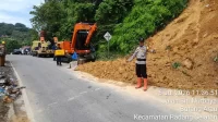 akses-jalan-gunung-padang-kembali-normal-usai-pembersihan-material-longsor akses-jalan-gunung-padang-kembali-normal-usai-pembersihan-material-longsor