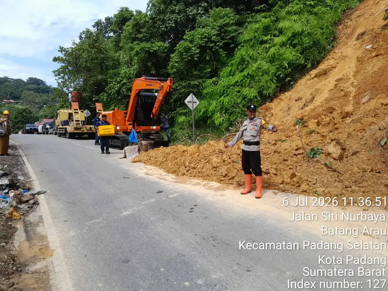 akses-jalan-gunung-padang-kembali-normal-usai-pembersihan-material-longsor akses-jalan-gunung-padang-kembali-normal-usai-pembersihan-material-longsor