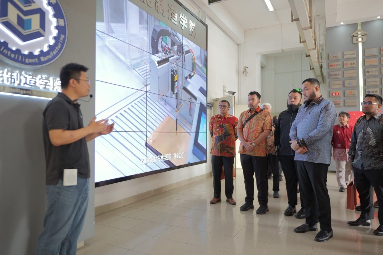 padang-juara-mendunia:-wali-kota-fadly-amran-boyong-rektor-se-kota-padang-jajaki-kerja-sama-dual-degree-dengan-foshan-polytechnic-china padang-juara-mendunia:-wali-kota-fadly-amran-boyong-rektor-se-kota-padang-jajaki-kerja-sama-dual-degree-dengan-foshan-polytechnic-china
