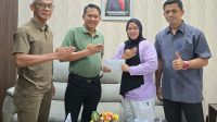 wakil-ketua-dprd-sumbar-evi-yandri-lepas-wasit-inkado-sumbar-ikuti-ujian-sertifikasi-akf-di-bangladesh