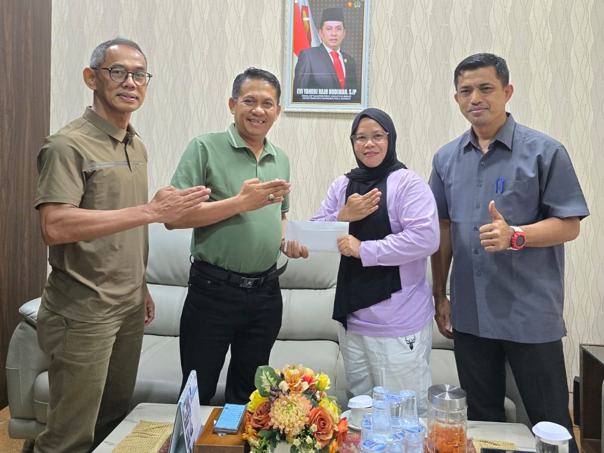 wakil-ketua-dprd-sumbar-evi-yandri-lepas-wasit-inkado-sumbar-ikuti-ujian-sertifikasi-akf-di-bangladesh wakil-ketua-dprd-sumbar-evi-yandri-lepas-wasit-inkado-sumbar-ikuti-ujian-sertifikasi-akf-di-bangladesh
