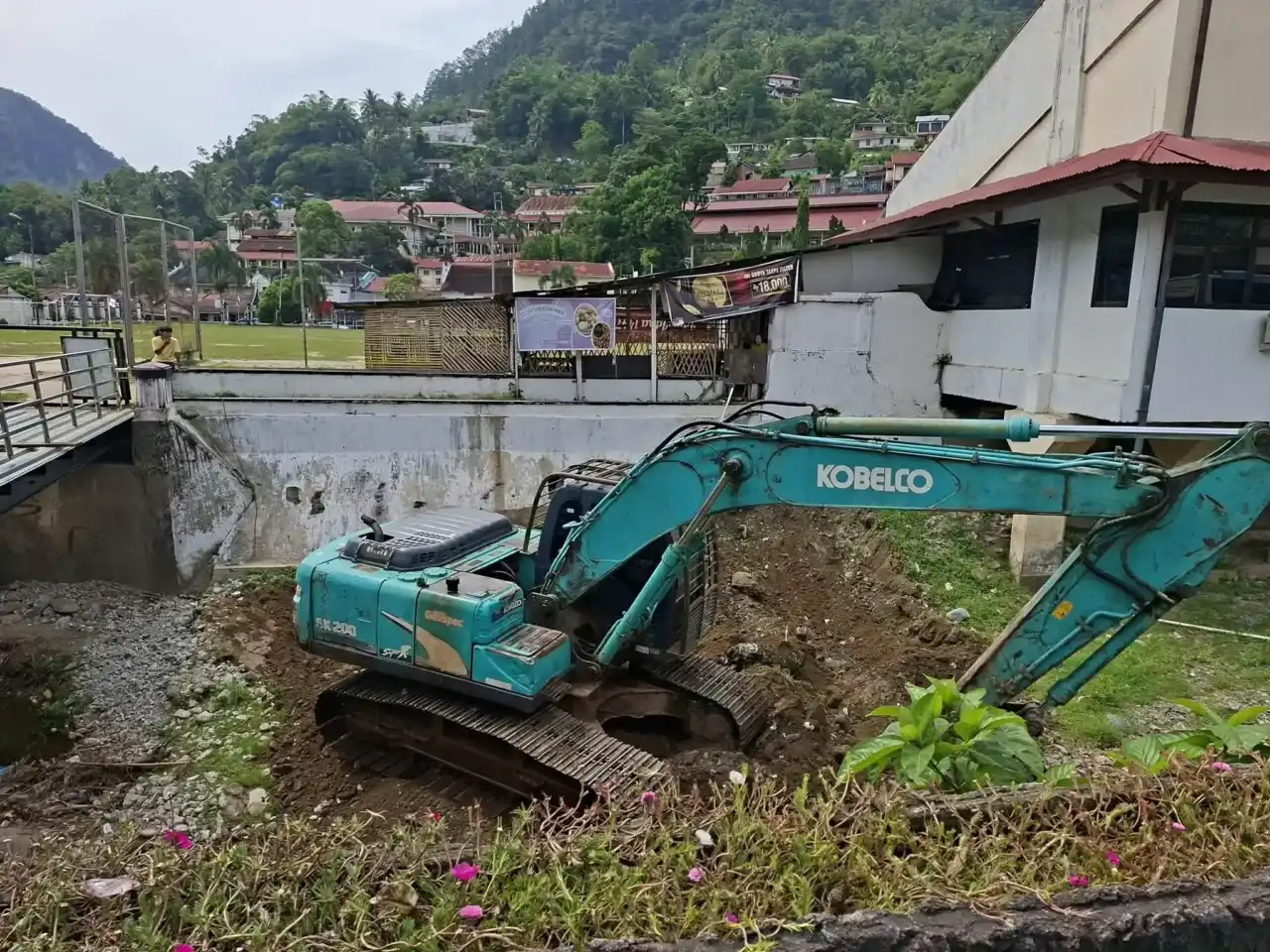 jaga-keasrian-kota-tua,-pemko-sawahlunto-bersihkan-sedimen-batang-lunto jaga-keasrian-kota-tua,-pemko-sawahlunto-bersihkan-sedimen-batang-lunto