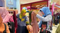 produk-umkm-padang-panjang-diserbu-pengunjung-di-pameran-hut-dekranas-makassar