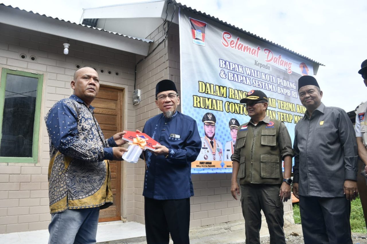 serahkan-kunci-huntap-mandiri-di-kuranji,-pemko-padang-dan-bnpb-targetkan-sisa-22-unit-segera-rampung