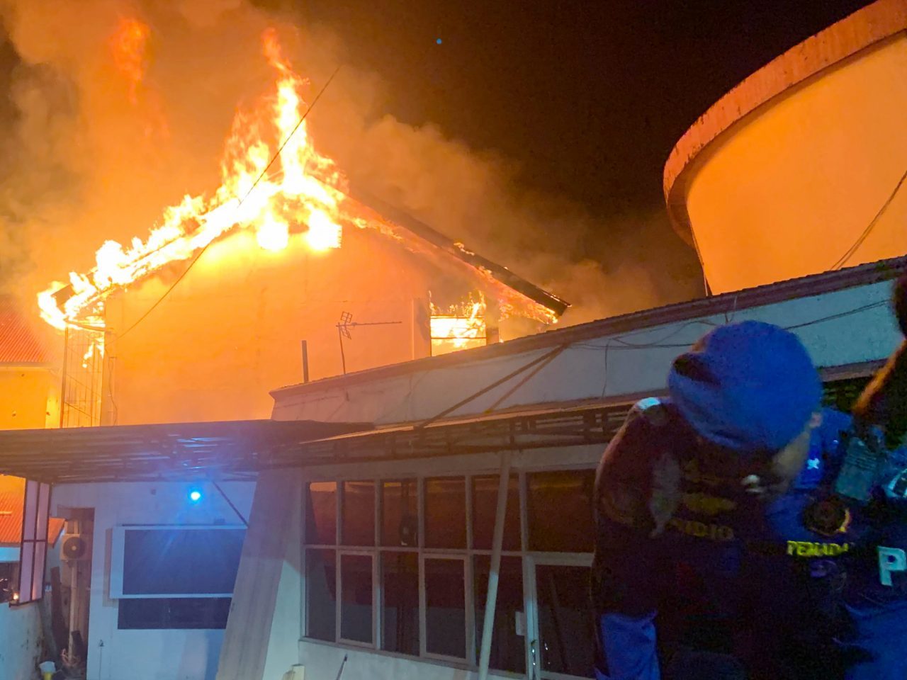 kantor-inspektorat-dan-bapenda-kota-padang-terbakar-dini-hari-tadi,-kerugian-capai-rp1,8-miliar