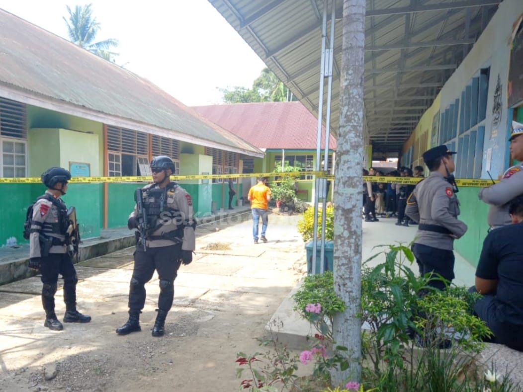diduga-dipicu-dendam-akibat-bullying,-siswa-man-3-padang-nekat-ledakan-bom-molotov-di-sekolah diduga-dipicu-dendam-akibat-bullying,-siswa-man-3-padang-nekat-ledakan-bom-molotov-di-sekolah