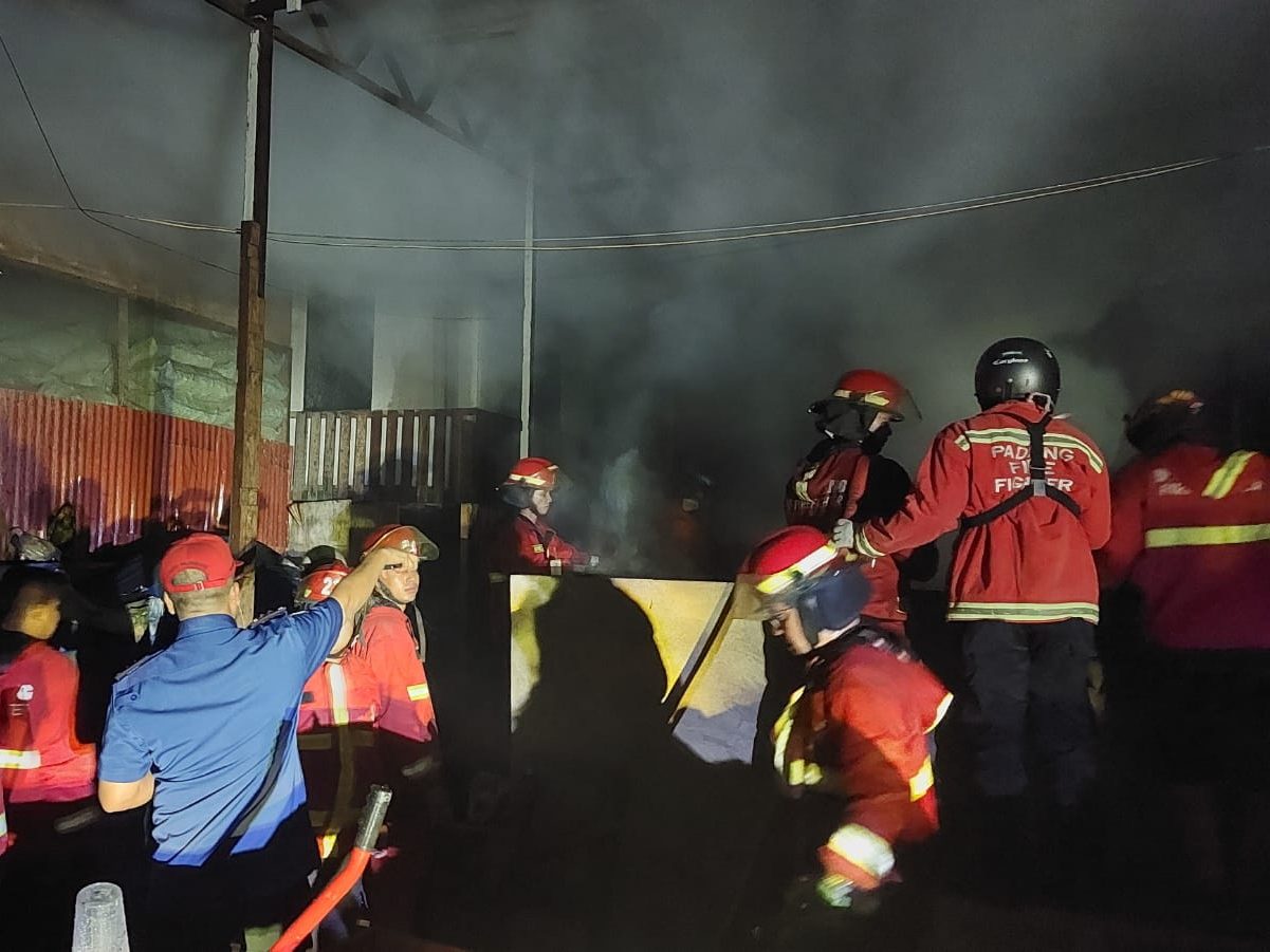 gudang-kopra-di-padang-selatan-hangus-diamuk-si-jago-merah gudang-kopra-di-padang-selatan-hangus-diamuk-si-jago-merah