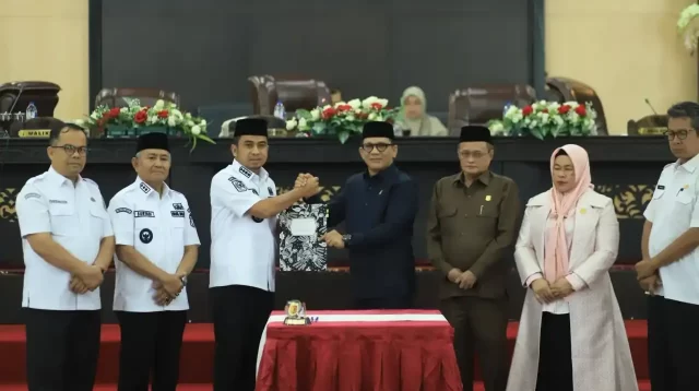 dprd-dan-pemko-solok-sahkan-ranperda-pertanggungjawaban-apbd-2025
