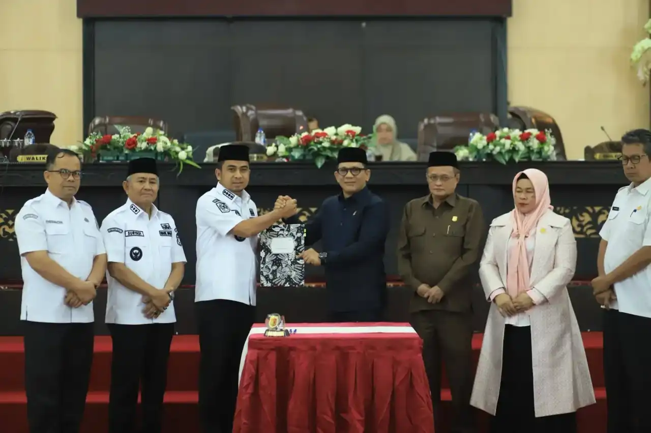 dprd-dan-pemko-solok-sahkan-ranperda-pertanggungjawaban-apbd-2025 dprd-dan-pemko-solok-sahkan-ranperda-pertanggungjawaban-apbd-2025