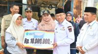 wawako-padang-serahan-bantuan-bagi-dua-keluarga-korban-kebakaran-di-karang-putih-batu-gadang-luki wawako-padang-serahan-bantuan-bagi-dua-keluarga-korban-kebakaran-di-karang-putih-batu-gadang-luki