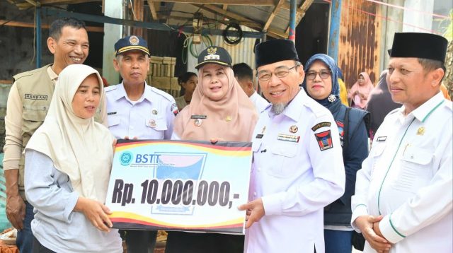 wawako-padang-serahan-bantuan-bagi-dua-keluarga-korban-kebakaran-di-karang-putih-batu-gadang-luki