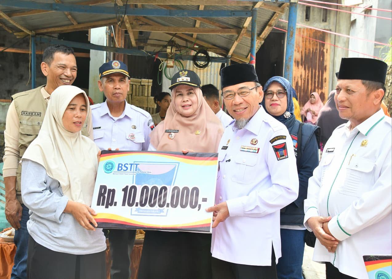 wawako-padang-serahan-bantuan-bagi-dua-keluarga-korban-kebakaran-di-karang-putih-batu-gadang-luki