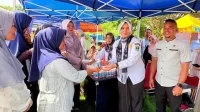 pemkab-agam-bagikan-700-botol-susu-kambing-gratis-untuk-anak-anak