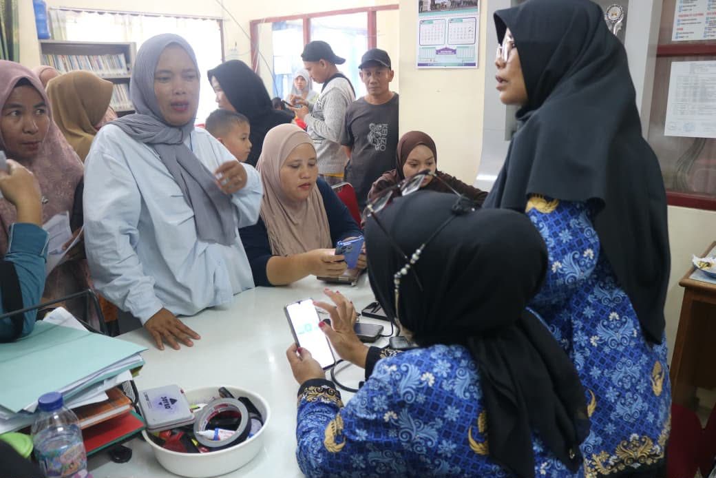optimalkan-portal-perlinsos,-kelurahan-air-pacah-maksimalkan-layanan-hingga-jemput-bola-ke-rumah-warga optimalkan-portal-perlinsos,-kelurahan-air-pacah-maksimalkan-layanan-hingga-jemput-bola-ke-rumah-warga