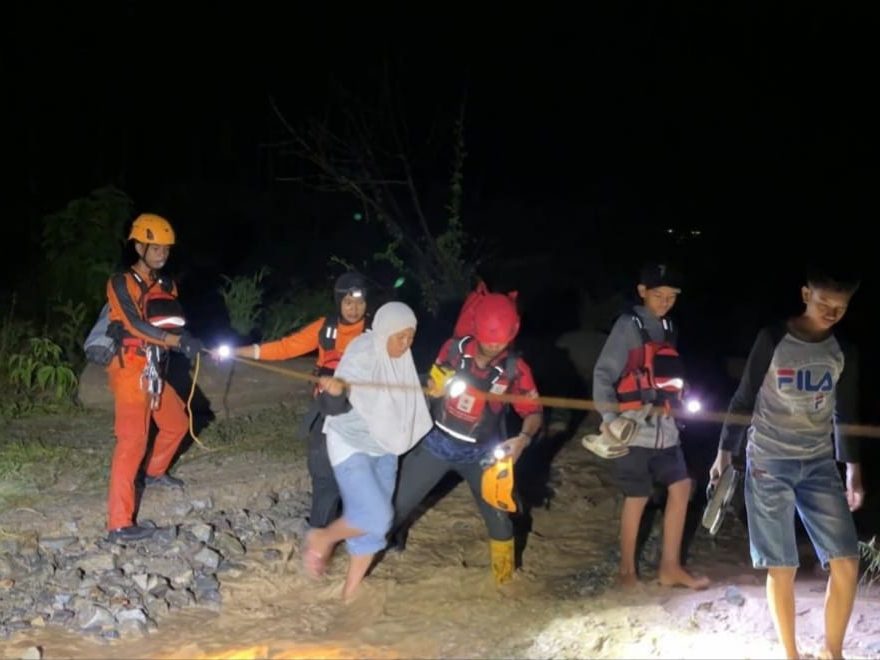 sempat-terjebak-di-dua-jorong,-ratusan-warga-sungai-batang-agam-selamat-dari-banjir sempat-terjebak-di-dua-jorong,-ratusan-warga-sungai-batang-agam-selamat-dari-banjir