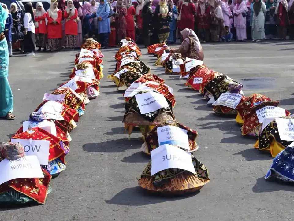 pemkab-agam-rayakan-hut-ke-33-lubuk-basung-melalui-tradisi-makan-bajamba pemkab-agam-rayakan-hut-ke-33-lubuk-basung-melalui-tradisi-makan-bajamba