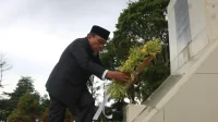 pemko-padang-gelar-ziarah-makam-pahlawan-nasional-bagindo-aziz-chan pemko-padang-gelar-ziarah-makam-pahlawan-nasional-bagindo-aziz-chan