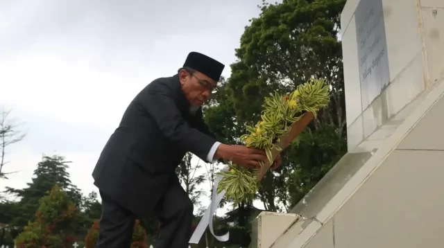 pemko-padang-gelar-ziarah-makam-pahlawan-nasional-bagindo-aziz-chan