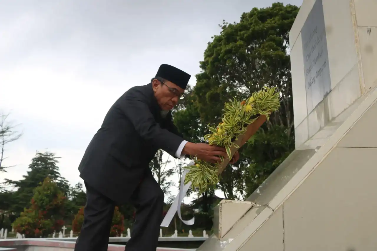 pemko-padang-gelar-ziarah-makam-pahlawan-nasional-bagindo-aziz-chan pemko-padang-gelar-ziarah-makam-pahlawan-nasional-bagindo-aziz-chan