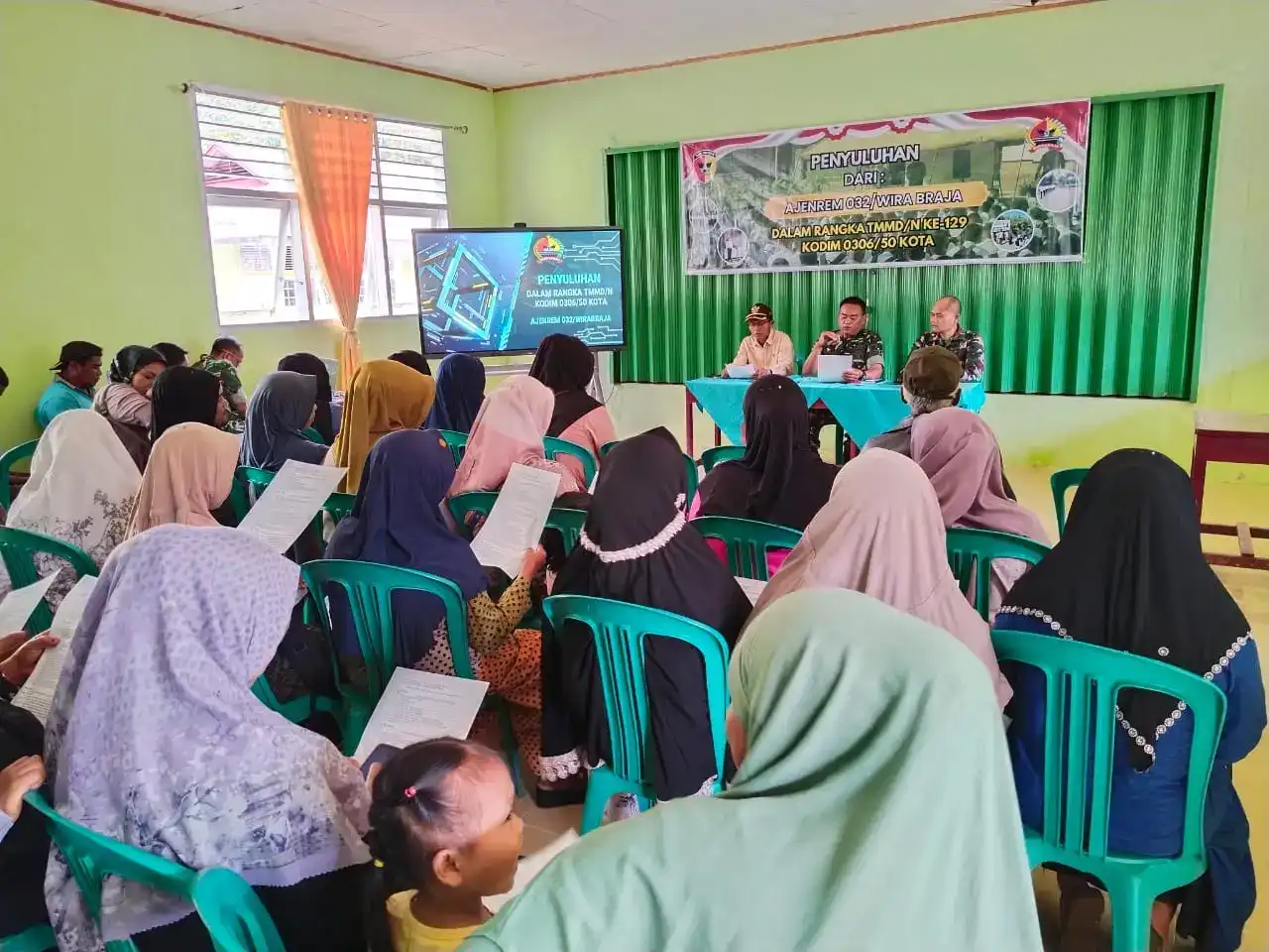 buka-peluang-pengabdian,-satgas-tmmd-ke-129-gelar-sosialisasi-rekrutmen-prajurit-tni-di-buluh-kasok buka-peluang-pengabdian,-satgas-tmmd-ke-129-gelar-sosialisasi-rekrutmen-prajurit-tni-di-buluh-kasok