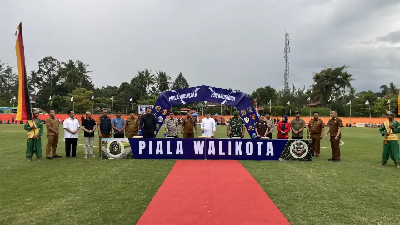 piala-walikota-payakumbuh-open-turnamen-sepakbola-resmi-bergulir,-diikuti-16-tim-sumbar-riau-dan-jambi piala-walikota-payakumbuh-open-turnamen-sepakbola-resmi-bergulir,-diikuti-16-tim-sumbar-riau-dan-jambi