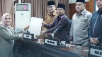 enam-fraksi-dprd-bukittinggi-sampaikan-pandangan-umum-ranperda-perubahan-perda-nomor-8-tahun-2023 enam-fraksi-dprd-bukittinggi-sampaikan-pandangan-umum-ranperda-perubahan-perda-nomor-8-tahun-2023