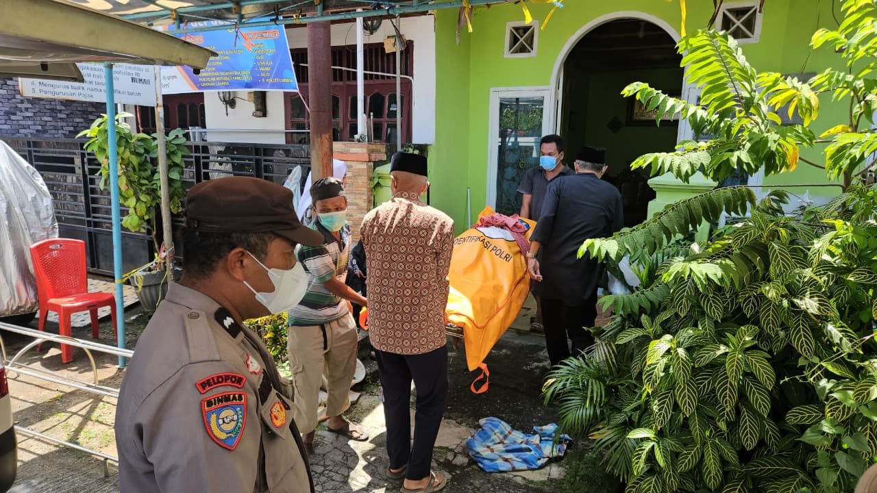 berawal-dari-aroma-tak-sedap,-warga-mata-air-padang-temukan-lansia-meninggal-dalam-rumahnya
